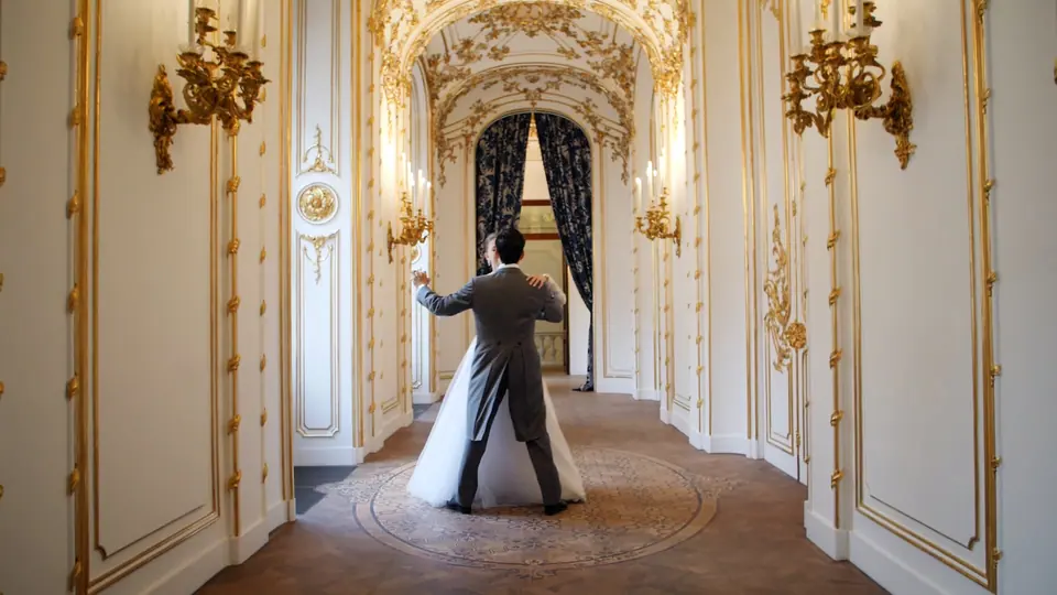 Couple dancing in a gilded Viennese corridor